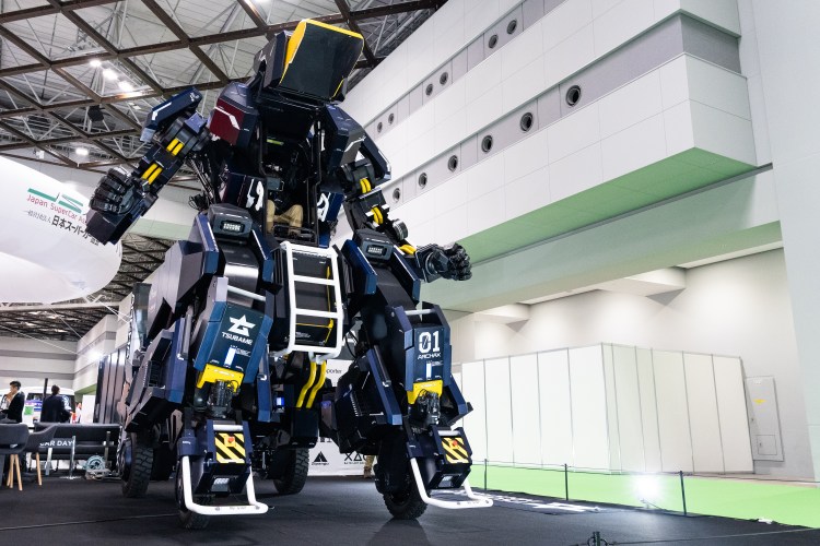 Tsubame Archax tại triển lãm Japan Mobility Show Siêu robot Tsubame Archax trưng bày giữa các siêu xe