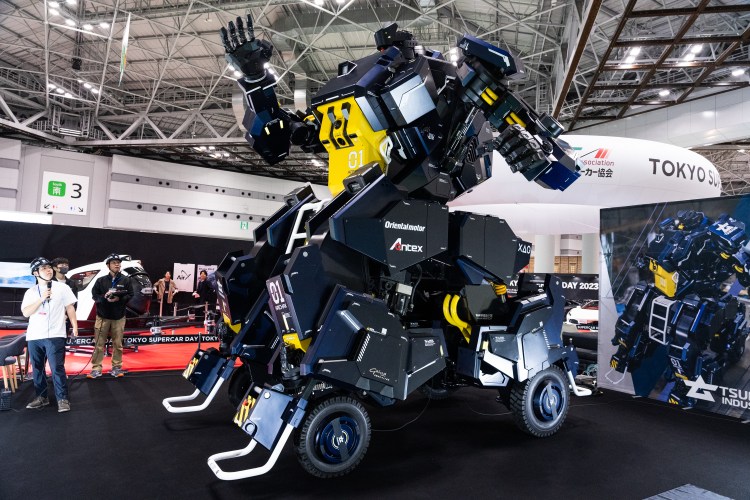 Cận cảnh cơ chế chân và lốp xe của Archax Chân robot gắn bánh xe công nghiệp hiện đại